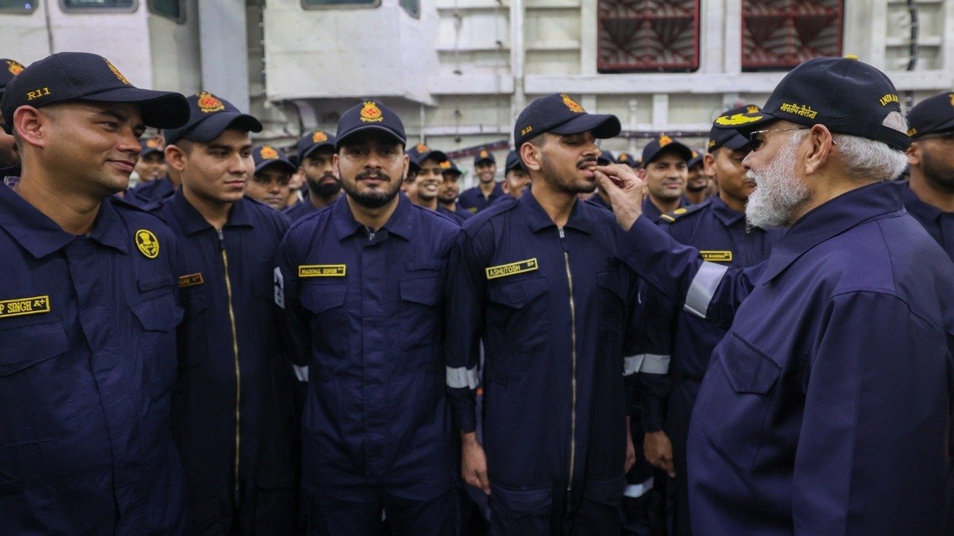 সাগৰীয়া যোদ্ধাৰ সৈতে দীপাৱলী উদযাপন প্ৰধানমন্ত্ৰী মোদীৰ