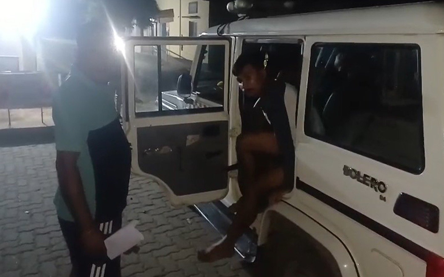 পৰকীয়া প্ৰেমিকৰ সৈতে জন্মদিন উদযাপনৰ কৰিবলৈ গৈ লাগিল লেঠা; হঠাৎ ভাড়াঘৰত উলাল স্বামী আৰু পৰিয়াল,তাৰ পাছত…