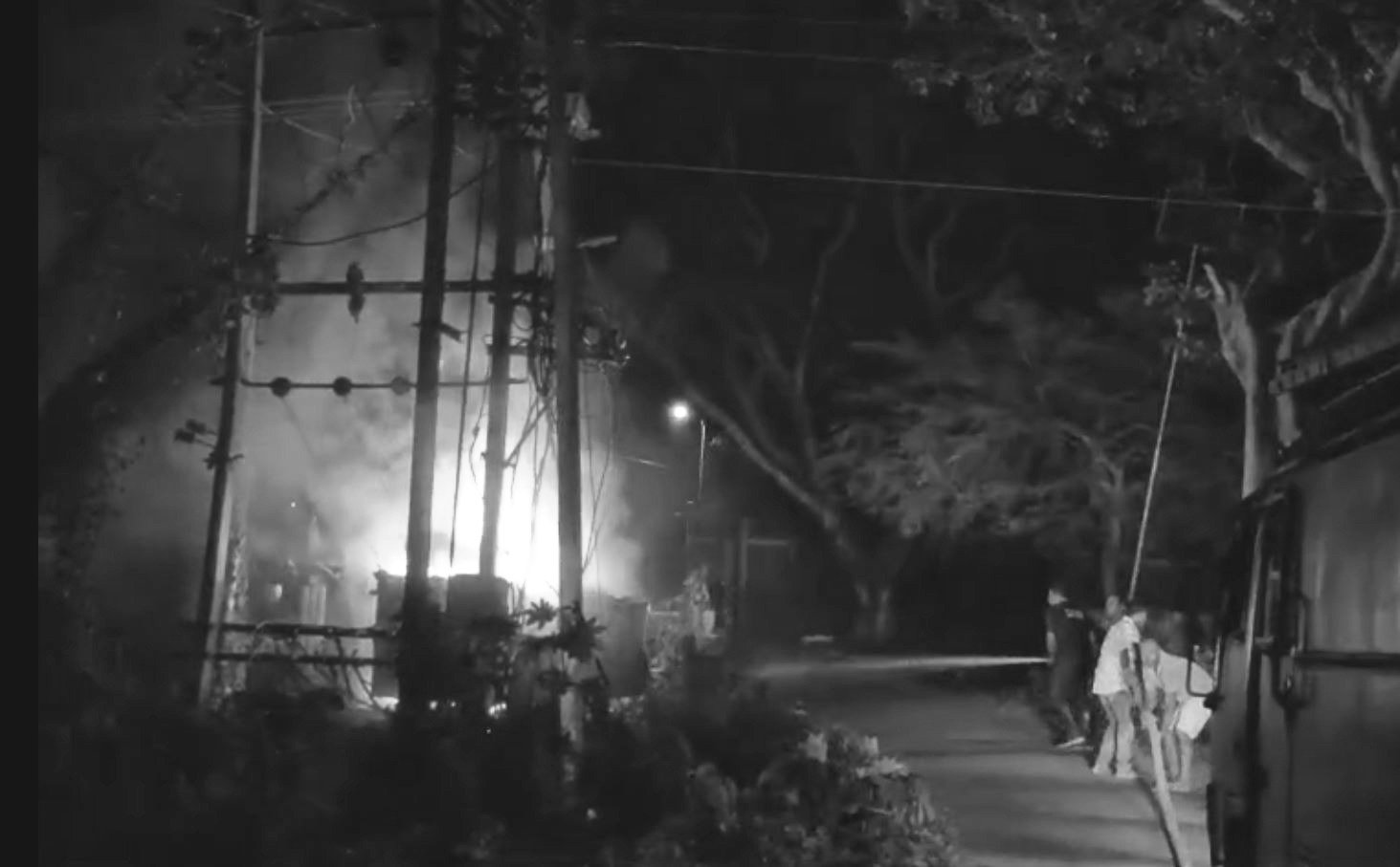 বিধ্বংসী অগ্নিকাণ্ড;নিমিষতে জুইৰ লেলিহান শিখাই আগুৰি ধৰে সমগ্ৰ অঞ্চল