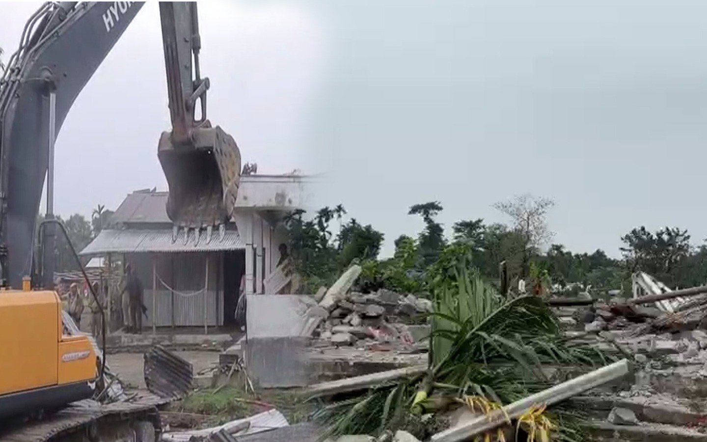 বেদখলৰ বিৰুদ্ধে ৰাজ্যত পুনৰ চলিছে প্ৰশাসনৰ বুলড’জাৰ