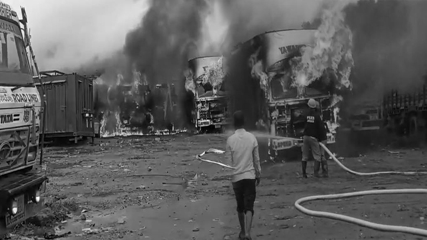 পশ্চিম বৰাগাঁৱত ভয়ংকৰ অগ্নিকাণ্ড;চাৰিখনকৈ ট্ৰাক জ্বলি ভস্মীভূত