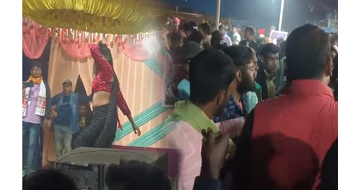 প্ৰাণৰ শিল্পী জুবিন গাৰ্গৰ জন্মদিনৰ উদ্‌যাপনৰ নামত অশ্লীল নৃত্য; প্ৰতিচ্ছবিৰ সমুখত উদ্দাম নৃত্য