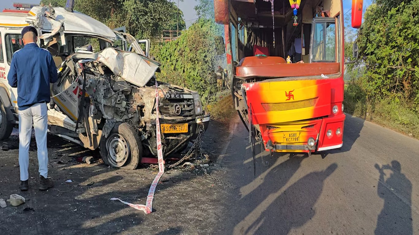 নৈশ বাছ আৰু এম্বুলেন্সৰ মাজত মুখামুখি সংঘৰ্ষ;নিহত ৩জন,আহত ৪জন