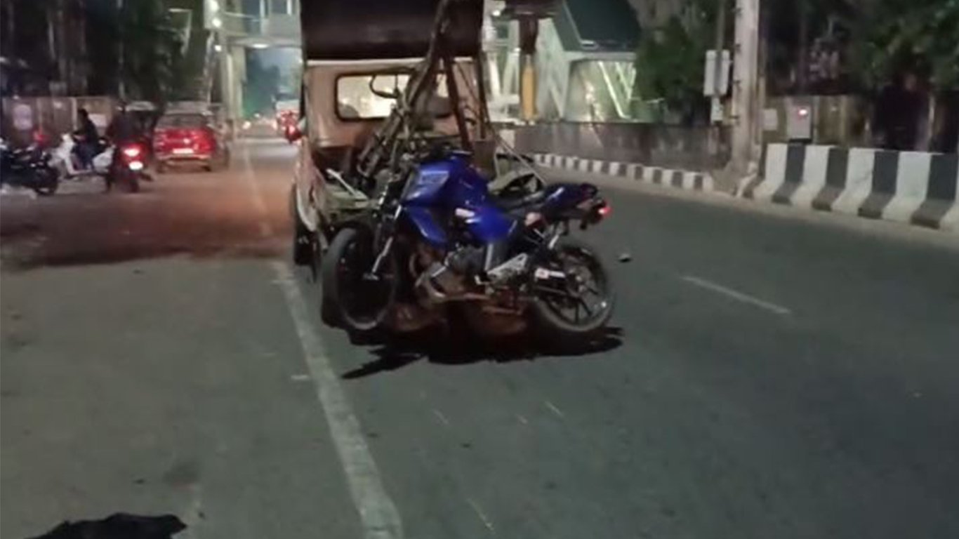 তীব্ৰবেগী দুচকীয়া বাহনৰ খুন্দা পথচাৰীক; গুৰুতৰভাৱে আহত দুজন