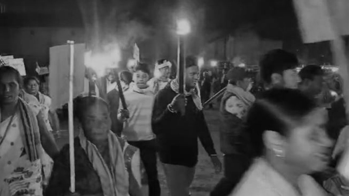 বজালীত জোৰ সমদল সদৌ অসম কোচ ৰাজবংশী ছাত্ৰ সন্থাৰ। জনজাতিকৰণ আৰু ঐতিহাসিক কমতাপুৰ ৰাজ্য গঠনৰ দাবীত এই প্ৰতিবাদ। বিজেপি চৰকাৰ মিছলীয়া, অসম চৰকাৰ মিছলীয়া, No ST No Rest, জনজাতি আমাৰ নায্য দাবী আদি ধ্বনিৰে জোৰ সমদল আক্ৰাছুৰ। ট্ৰাইবেল সংঘক কোচ ৰাজবংশী সকলৰ ওপৰত মাত নামাতিবলৈ সকিয়নী আক্ৰাছুৰ। আঁচনিৰ পৰিবৰ্তে জনজাতীকৰণৰ দাবী,মহিলা সকলক আঁচনি নল’বৰ বাবে আহ্বান। জনজাতিকৰণ নহ’লে ২৬ ৰ নিৰ্বাচনত বিধি-পঠালি দিয়াৰ হুংকাৰ কোচ ৰাজবংশী ছাত্ৰ সন্থাৰ।