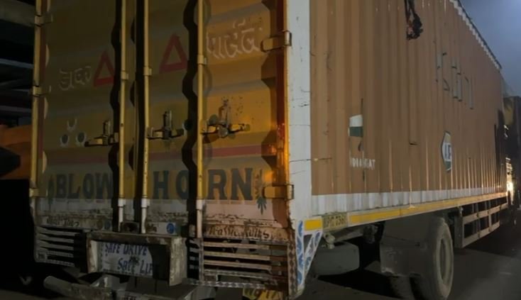 মহানগৰীৰ জালুকবাৰীত শোকাৱহ পথ দুৰ্ঘটনা। তীব্রবেগী কন্টেইনাৰৰ খুন্দাত নিহত এগৰাকী লোক । ২৭নং ৰাষ্ট্ৰীয় ঘাইপথ অতিক্ৰম কৰিব লওঁতেই দুৰ্ঘটনাত পতিত গড়চুকৰ পৰা জালুকবাৰী অভিমুখী আছিল কন্টেইনাৰখন নিহত লোকজন জালুকবাৰীৰ গণেশ নন্দী (৪২) বুলি জানিব পৰা গৈছে দুৰ্ঘটনা সংঘটিত কৰা কন্টেইনাৰখনৰ নম্বৰ WB177361 ইফালে দুৰ্ঘটনা সংঘটিত কৰিয়েই কন্টেইনাৰ এৰি পলায়ন চালকৰ সম্প্ৰতি জালুকবাৰী যানবাহন আৰক্ষীয়ে মৃতদেহটো মৰণোত্তৰ পৰীক্ষাৰ বাবে GMCHলৈ প্ৰেৰণ কৰে লগতে দুৰ্ঘটনা সংঘটিত কৰাৰ কন্টেইনাৰখন জব্দ কৰে