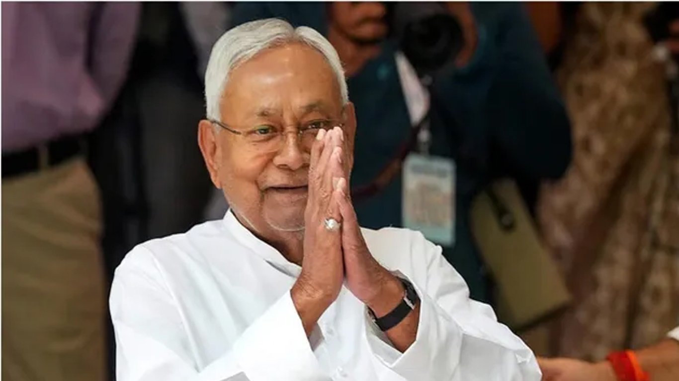 প্ৰধানমন্ত্ৰীৰ উপস্থিতিত পাটনাৰ ঐতিহাসিক গান্ধী মৈদানত দশমবাৰৰ বাবে মুখ্যমন্ত্ৰী হিচাপে শপত গ্ৰহণ কৰে নীতিশ কুমাৰে।