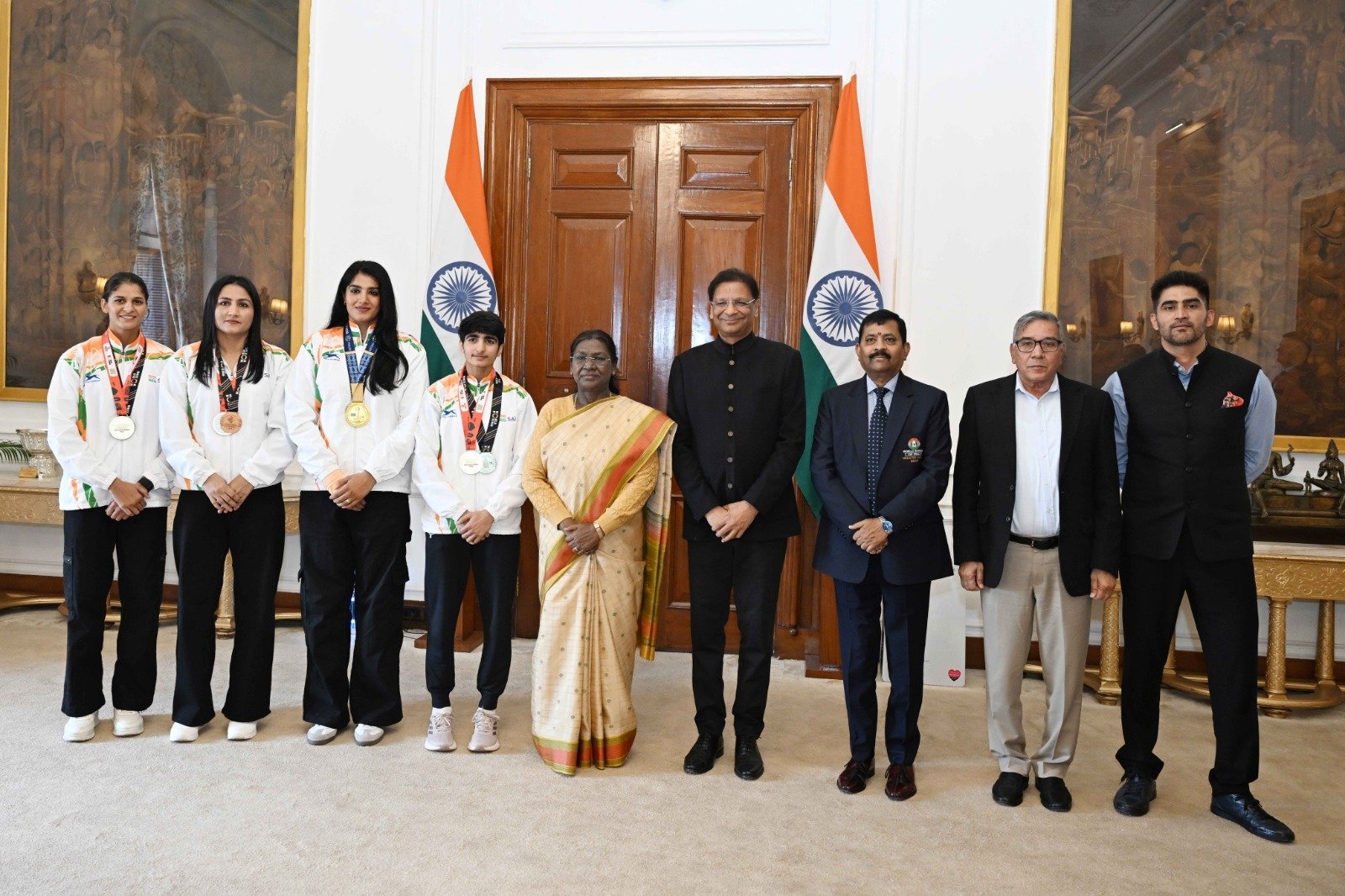 ৰাষ্ট্ৰপতি দ্ৰৌপদী মুৰ্মুক সাক্ষাৎ বিশ্ব বক্সিং চেম্পিয়নশ্বিপত পদক বিজয়ী ভাৰতীয় মহিলা বক্সাৰৰ