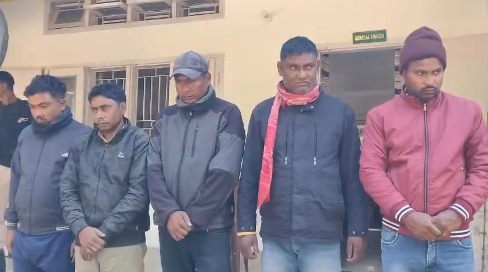 দুষ্প্ৰাপ্য চৰাই চিকাৰৰ চেষ্টা চলোৱা ৫ চিকাৰীক আটক