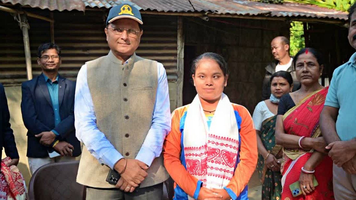 দৃষ্টিহীন মহিলা টি-২০ বিশ্বকাপ ক্ৰিকেট খেলুৱৈ অসম গৌৰৱ সিমু দাসৰ বাসগৃহত উপস্থিত হয় নগাঁৱৰ জিলা আয়ুক্ত দেৱাশীষ শৰ্মা