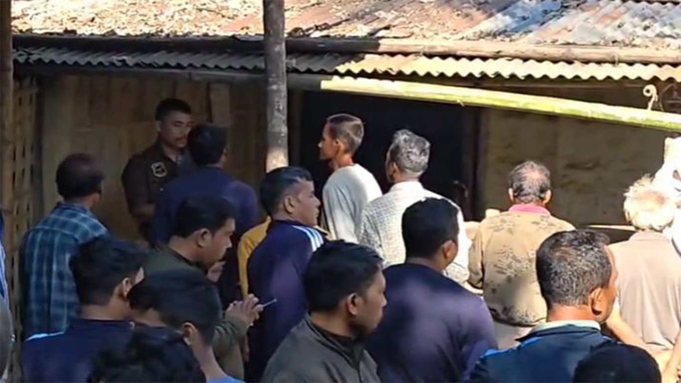 মাজনিশা মৰণকাতৰ আৰ্তনাদ! পুৱা ঘৰৰ ভিতৰৰ কল্পনা কৰিব নোৱাৰা এক দৃশ্য...