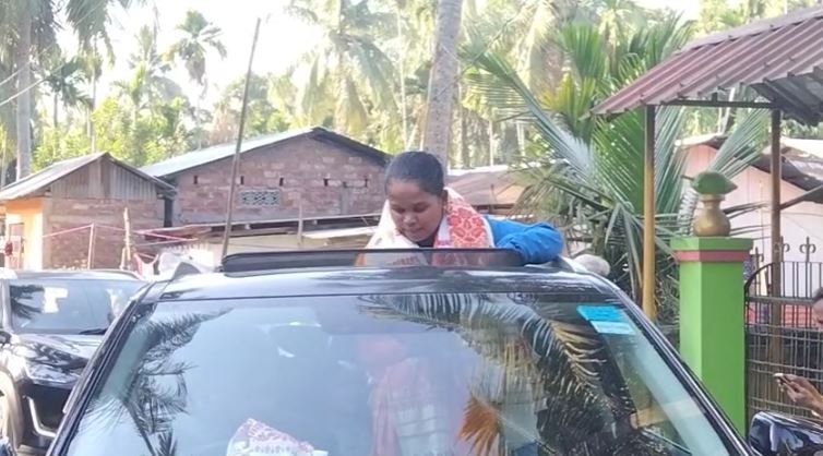 প্ৰথম দৃষ্টিহীন মহিলা টি-২০ বিশ্বকাপ ক্ৰিকেট খেলুৱৈ অসম গৌৰৱ সিমু দাস স্ব-গৃহত উপস্থিত।